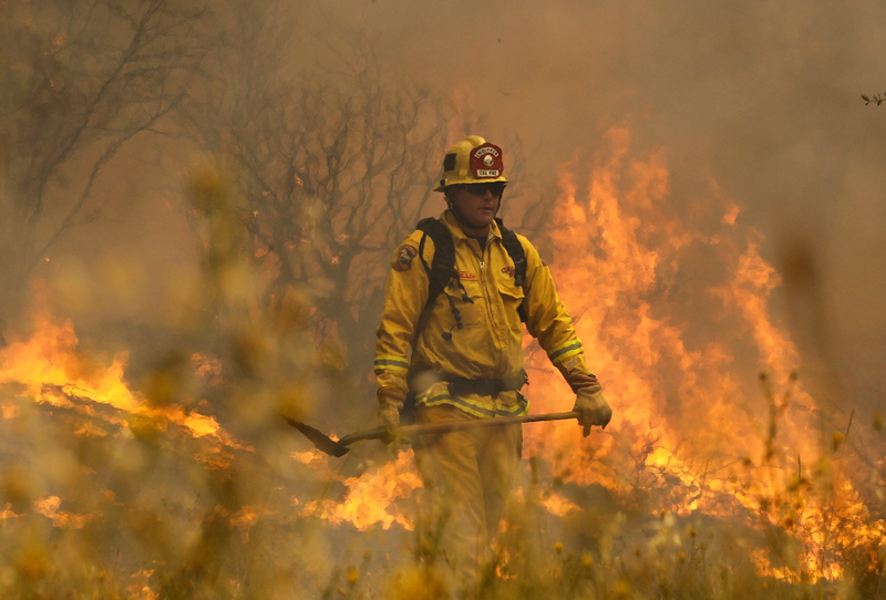 Illustration for article titled California Burning: Dramatic Photos Of Firefighters In Action